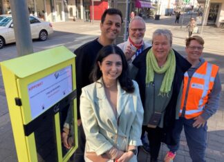 Lilly Rassoli und Soheil Banouzadeh (Projektleitung), Andre Saar, Siglinde Ottenjann (AK-Sprecherin Natur und Umwelt) und Nicole Schürmann (AK-Mitglied und TBH) freuen sich über den "Automaten". Foto: Stadtmarketing Heiligenhaus