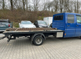 Am Freitagvormittag zogen Experten des Verkehrsdienstes diesen verkehrsunsicheren Autotransporter aus dem Verkehr. Foto: Polizei
