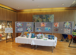 Ausstellungen zu ukrainischer Architektur und Kunstwerken von Grundschulklassen sind im Landtag zu sehen. Foto: „Landtag NRW/Bernd Schälte“.