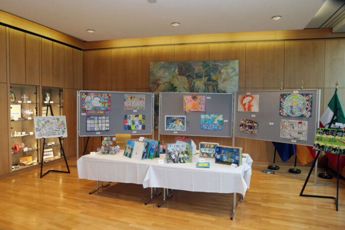 Ausstellungen zu ukrainischer Architektur und Kunstwerken von Grundschulklassen sind im Landtag zu sehen. Foto: „Landtag NRW/Bernd Schälte“.