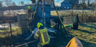 Die Feuerwehrleute bei der Vorbereitung der Rettung mittels Dreibein. Foto: FW Ratingen
