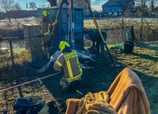 Die Feuerwehrleute bei der Vorbereitung der Rettung mittels Dreibein. Foto: FW Ratingen
