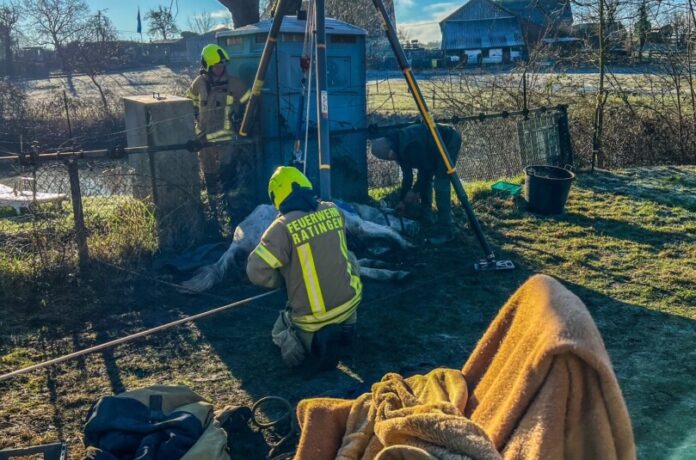 Die Feuerwehrleute bei der Vorbereitung der Rettung mittels Dreibein. Foto: FW Ratingen