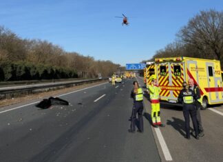 Der Rettungshubschrauber Christoph 9 flog zur Unfallstelle. Dessen Notarzt begleitet einen Verletzten per Krankenwagen in ein Krankenhaus. Foto: Feuerwehr Ratingen