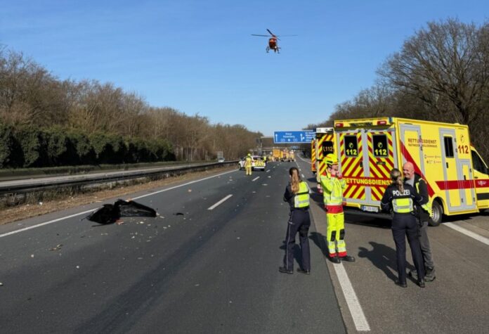 Der Rettungshubschrauber Christoph 9 flog zur Unfallstelle. Dessen Notarzt begleitet einen Verletzten per Krankenwagen in ein Krankenhaus. Foto: Feuerwehr Ratingen