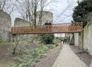 Die „Jubiläumsbrücke“ (Arbeitstitel) wird voraussichtlich ab Sommer 2026 ein optisches Ausrufezeichen im historischen Stadtgraben setzen. Visualisierung: Stadt Ratingen