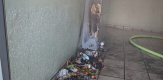 Diese brennenden Müllreste fand die Feuerwehr bei den Löscharbeiten als Ursache. Foto: Feuerwehr Ratingen