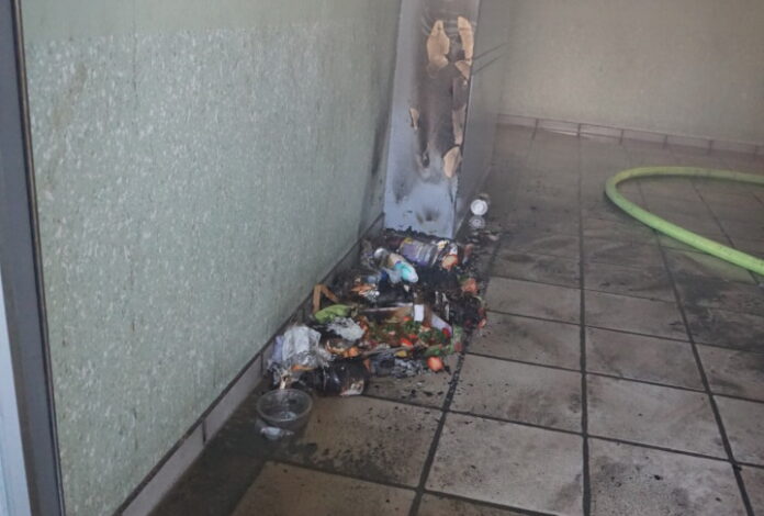 Diese brennenden Müllreste fand die Feuerwehr bei den Löscharbeiten als Ursache. Foto: Feuerwehr Ratingen