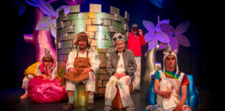 Das "Neinhorn" wird als Bühnenstück aufgeführt. Foto: Thomas Kölsch/ Junges Theater Bonn