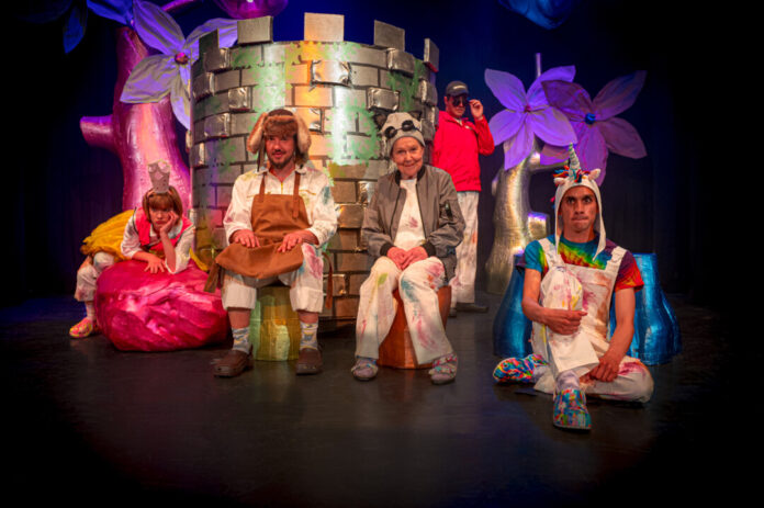 Das "Neinhorn" wird als Bühnenstück aufgeführt. Foto: Thomas Kölsch/ Junges Theater Bonn