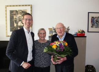 Glückwünsche für das Ehepaar Ost überbrachte der Bürgermeister. Foto: Stadt Erkrath