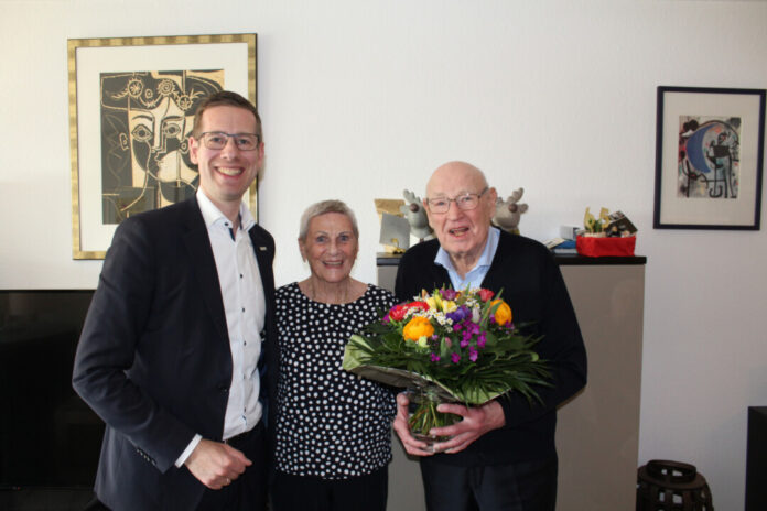 Glückwünsche für das Ehepaar Ost überbrachte der Bürgermeister. Foto: Stadt Erkrath