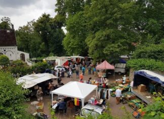 Blick auf den Markt im letzten Jahr Trödel am Blauen See