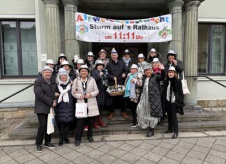 Bürgermeister Michael Beck und die Glitzies der Frauen Union Heiligenhaus. Foto: Stadt Heiligenhaus