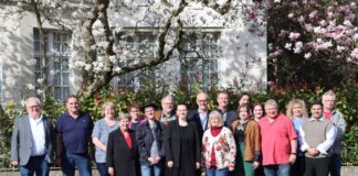 Das SPD-Team vor der historischen „Bürgermeistervilla“: Bernd Franzen, Toni Nezi, Marleen Greeven, Claudia Walther, Ulrike Haase, Mark Walsleben, Karl-Heinz Spieker, Lena Hemp, Detlef Ehlert, Kornelia Püttbach, Harald Golsch, Laura Kwietzinski, Florian Uschner, Melina Kleiner, Peter Urban, Sandra Gehrke, Ayman Zariouh, Frank Urban. Nicht dabei sind Markus Hucklenbroich und Jan Pfeifer. Foto: SPD