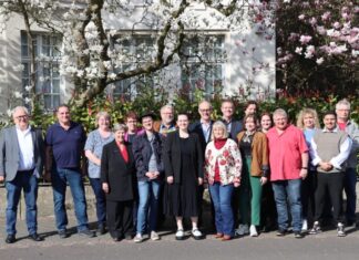 Das SPD-Team vor der historischen „Bürgermeistervilla“: Bernd Franzen, Toni Nezi, Marleen Greeven, Claudia Walther, Ulrike Haase, Mark Walsleben, Karl-Heinz Spieker, Lena Hemp, Detlef Ehlert, Kornelia Püttbach, Harald Golsch, Laura Kwietzinski, Florian Uschner, Melina Kleiner, Peter Urban, Sandra Gehrke, Ayman Zariouh, Frank Urban. Nicht dabei sind Markus Hucklenbroich und Jan Pfeifer. Foto: SPD