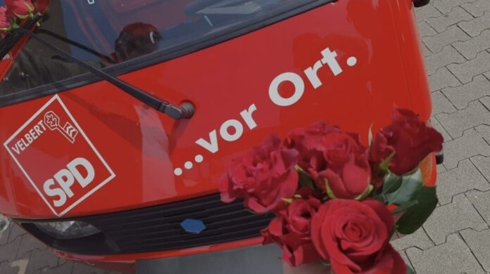 Rosen für Gleichberechtigung und Solidarität verteilt die SPD Velbert. Foto: SPD Velbert