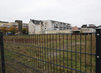 Der Blick über den Zaun am ehemaligen Hertie-Standort. Foto: Volkmann