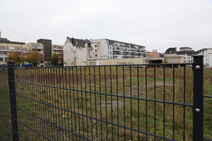 Der Blick über den Zaun am ehemaligen Hertie-Standort. Foto: Volkmann