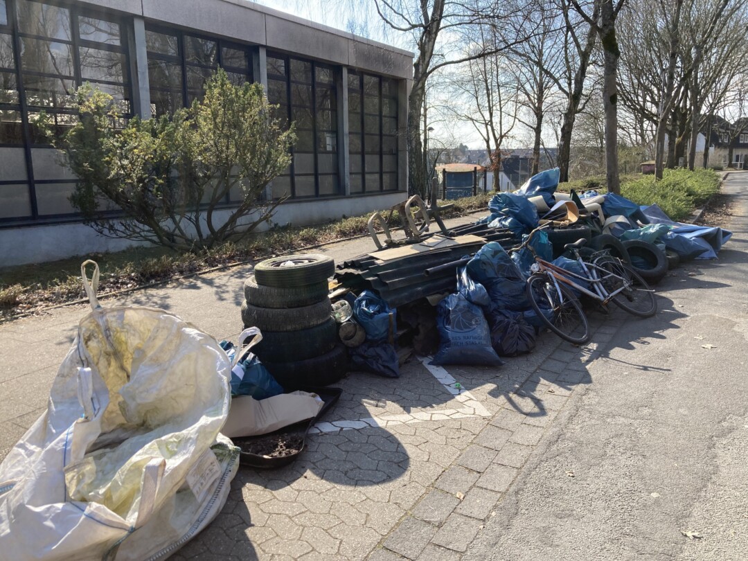 Auch Autoreifen oder Baumaterial haben die Ehrenamtlichen gefunden. Foto: privat
