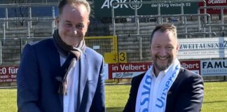 SSVg-Vorstand Oliver Kuhn und Michael Funke, stellvertretender Regionaldirektor der AOK Rheinland/Hamburg, freuen sich über die Kooperation. Foto: AOK