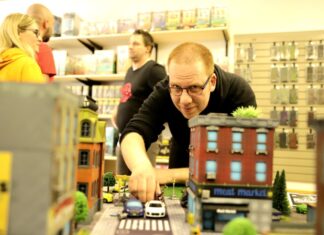 Ladeninhaber Benjamin Denessen möchte Wülfrath fürs Spielen begeistern. Foto: Volkmann