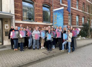 Vor dem Rathaus wurde heute wieder eine Fahne zum Internationalen Frauentag gehisst. Foto: Kreisstadt Mettmann