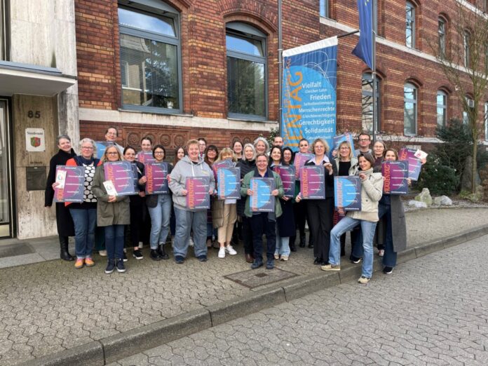 Vor dem Rathaus wurde heute wieder eine Fahne zum Internationalen Frauentag gehisst. Foto: Kreisstadt Mettmann