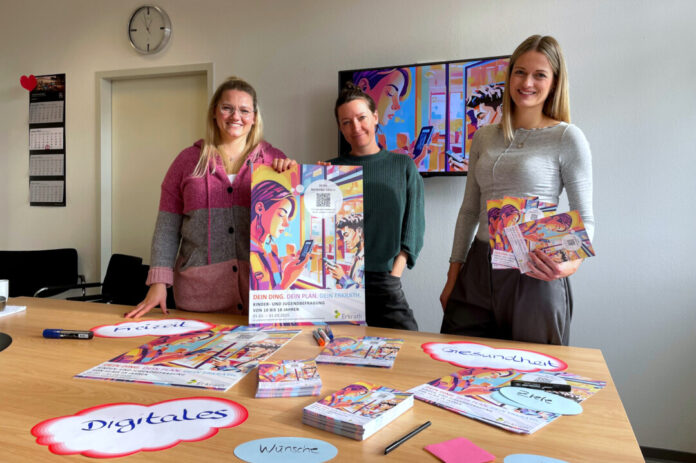 Die städtischen Mitarbeiterinnen Denise Kuhn, Jana Brakemeier und Julia Zinn führen im Zuge der Entwicklung eines Kinder- und Jugendförderplans im Februar und März 2025 eine Jugendbefragung für Erkratherinnen und Erkrather im Alter zwischen zehn und 18 Jahren durch. Foto: Stadt Erkrath