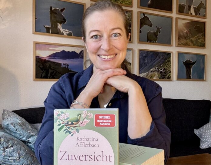 Bestseller-Autorin Katharina Afflerbach liest am Dienstag, den 18.03.2025, um 19:30 Uhr in der Stadtbücherei im Bürgerhaus Hochdahl aus ihrem neuen Buch „Zuversicht – Wahre Geschichten vom Weitermachen und Wachsen in schwierigen Zeiten“. Foto: Katharina Afflerbach