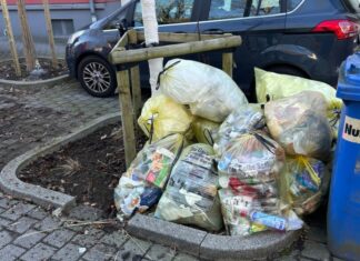 Abfallsäcke stören laut Stadtverwaltung das Pflanzenwachstum. Foto: Stadt Wülfrath
