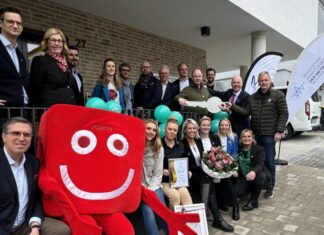 Kristofer Hammar (Geschäftsführung AcadeMedia Deutschland), Katharina Wilson (stellv. CEO AcadeMedia AB), Fred Brandstetter (Bauingenieur, Michael Türk Bauen, Planen & Architektur GmbH), Melanie Nohroudi (Planungsteam Jugendamt Wuppertal), Ahmad Shakib Dadgar (Architekt, Michael Türk Bauen, Planen & Architektur GmbH), Daniel Frech (CEO AcadeMedia Education), Michael Schwunk (Geschäftsführer Bergischer Arbeitgeberverband der Metallindustrie von Wuppertal, Solingen und Niederberg e.V.) Michael Vitz (Vorsitzender Bergischer Arbeitgeberverband der Metallindustrie von Wuppertal, Solingen und Niederberg e.V.), Dr. Kurt Berlin (Geschäftsführer AcadeMedia Deutschland und Stepke KiTas), Mark Söhrmann (Planungsteam Jugendamt Wuppertal), Michael Türk (Geschäftsführer, Michael Türk Bauen, Planen & Architektur GmbH) und André Bovenkamp (Bergischer Arbeitgeberverband der Metallindustrie von Wuppertal, Solingen und Niederberg e.V.). Vordere Reihe v. l.: Marcus Strömberg (CEO AcadeMedia AB), Stepke-Maskottchen, Larissa Loyek-Syrée (Stepke-Projektleitung), Tanja Grobel (Leitung Kita Formenwelt), Jutta Thomas (Stepke-Regionalleitung NRW Mitte), Melanie Jung (stellv. Stepke Regionalleitung NRW Mitte), Nadine Emmerich (stellv. Stepke-Regionalleitung NRW Mitte) und Susanne Meyer Reger (stellv. Stepke-Regionalleitung NRW). Foto: VBU
