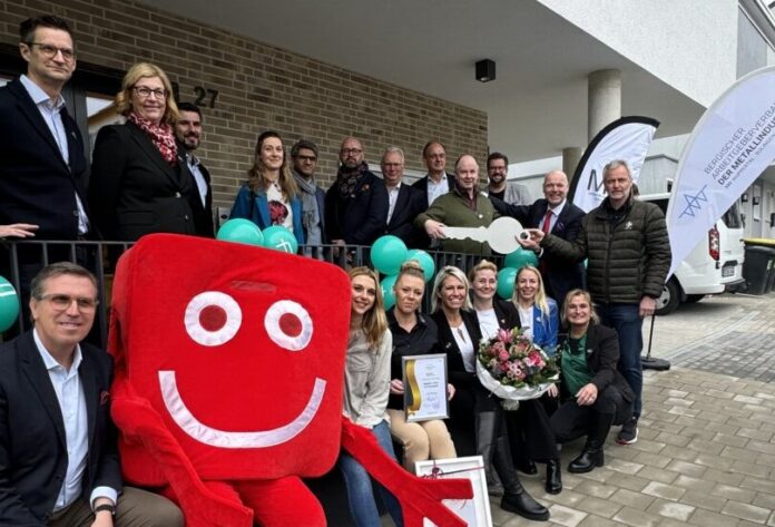 Kristofer Hammar (Geschäftsführung AcadeMedia Deutschland), Katharina Wilson (stellv. CEO AcadeMedia AB), Fred Brandstetter (Bauingenieur, Michael Türk Bauen, Planen & Architektur GmbH), Melanie Nohroudi (Planungsteam Jugendamt Wuppertal), Ahmad Shakib Dadgar (Architekt, Michael Türk Bauen, Planen & Architektur GmbH), Daniel Frech (CEO AcadeMedia Education), Michael Schwunk (Geschäftsführer Bergischer Arbeitgeberverband der Metallindustrie von Wuppertal, Solingen und Niederberg e.V.) Michael Vitz (Vorsitzender Bergischer Arbeitgeberverband der Metallindustrie von Wuppertal, Solingen und Niederberg e.V.), Dr. Kurt Berlin (Geschäftsführer AcadeMedia Deutschland und Stepke KiTas), Mark Söhrmann (Planungsteam Jugendamt Wuppertal), Michael Türk (Geschäftsführer, Michael Türk Bauen, Planen & Architektur GmbH) und André Bovenkamp (Bergischer Arbeitgeberverband der Metallindustrie von Wuppertal, Solingen und Niederberg e.V.). Vordere Reihe v. l.: Marcus Strömberg (CEO AcadeMedia AB), Stepke-Maskottchen, Larissa Loyek-Syrée (Stepke-Projektleitung), Tanja Grobel (Leitung Kita Formenwelt), Jutta Thomas (Stepke-Regionalleitung NRW Mitte), Melanie Jung (stellv. Stepke Regionalleitung NRW Mitte), Nadine Emmerich (stellv. Stepke-Regionalleitung NRW Mitte) und Susanne Meyer Reger (stellv. Stepke-Regionalleitung NRW). Foto: VBU