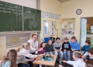 Die Klasse 3a der Albert-Schweitzer-Schule konnte sich unter Anleitung von Carsten Schultz von der Deutschen Umweltaktion e. V. spielerisch dem Thema Klimaschutz nähern. Foto: Stadtwerke Ratingen
