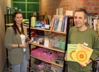 Abfallberaterin Nadine Conradi (l.) und Büchereimitarbeiter Juri Fischer (r.) sind Fans der Kreativ Regale in der Stadtbücherei Erkrath. Die interaktive Materialtauschbörse macht Lust aufs Basteln und ist zudem noch sehr nachhaltig. Foto: Stadt Erkrath