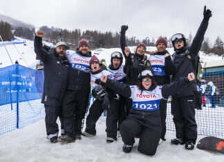 Die deutsche Delegation Team Snowboard mit Steffi Wiegel (3.v.l.), Steven Wilkinson (4.v.l) und Michelle Keller (vorne) bei den Weltwinterspielen in Italien. Foto: SOD/Sarah Rauch