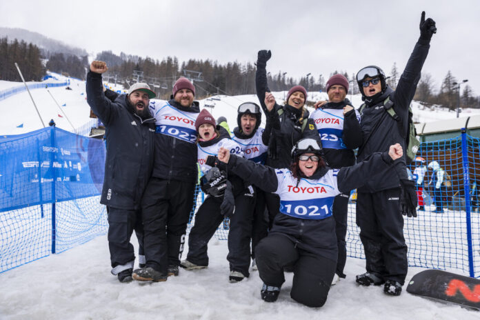 Die deutsche Delegation Team Snowboard mit Steffi Wiegel (3.v.l.), Steven Wilkinson (4.v.l) und Michelle Keller (vorne) bei den Weltwinterspielen in Italien. Foto: SOD/Sarah Rauch
