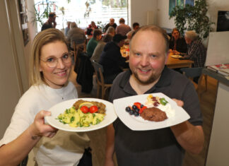 Lilian Fischer und Stefan Räker präsentieren das Menü. Foto: privat