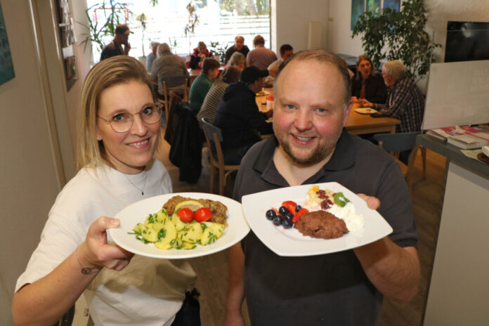 Lilian Fischer und Stefan Räker präsentieren das Menü. Foto: privat