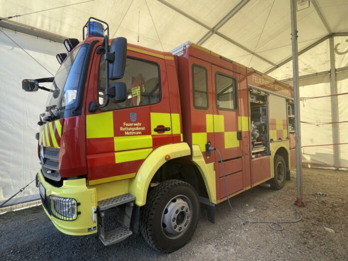 Die Gerätefächer des Fahrzeugs der Löschgruppe Obschwarzbach sind gestern aufgebrochen worden. Foto: Feuerwehr Mettmann