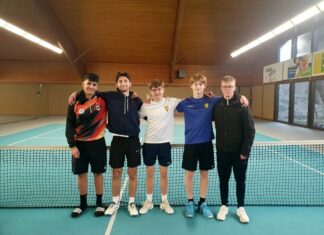 Die U18-Jungen des Netzballvereins haben sich durch einen 6:0 Sieg bei Blau Weiß Ronsdorf die Bezirksliga-Meisterschaft erkämpft. Von links nach rechts: Ilian Mechbal, Maximilian Jacob, Marlon Eick, Luis Bischoff und Noah Häntzschel. Es fehlen: Falk Jochum, Len Bachmann, Justus Robert Brackmann, Leon Scheffels. Foto: NBV