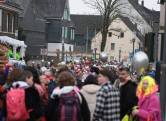 Viele waren beim Nelkensamstagszug in Heiligenhaus dabei. Foto: Alexander Heinz