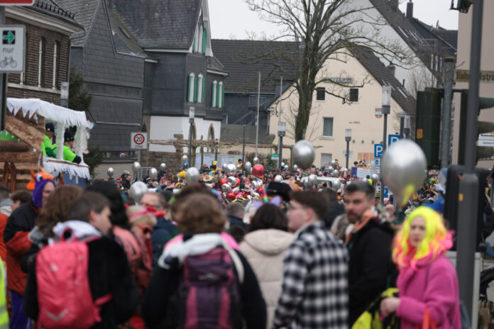 Viele waren beim Nelkensamstagszug in Heiligenhaus dabei. Foto: Alexander Heinz