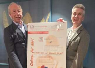 Jürgen Wunderlich und Jochem Dorloff freuen sich über den Start der diesjährigen Aktion. Foto: Rotary-Club Hilden-Haan