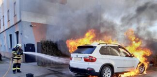 Auto in Vollbrand: Über dem Stadtteil Altenessen war Rauch zu sehen. Foto: Feuerwehr Essen