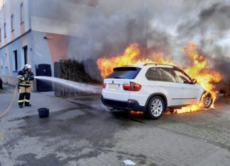 Auto in Vollbrand: Über dem Stadtteil Altenessen war Rauch zu sehen. Foto: Feuerwehr Essen