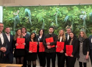 Udo Zimmermann (Vorstandsvorsitzender), David Hölsken (Ausbildungsleiter), Viola Schiller, Ellen Zimmermann (Personaldirektorin), Ceren Ciman, Saskia Wichert, Bera Berk, Ana Paunovic, Matthias Stephany (Personalrat), Sophie Falk, Melanie Hagler (Personalleiterin), Ralf Wienold (Personaldirektor). Foto: Sparkasse