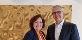 Claudia Schlottmann (Vorsitzende des Verwaltungsrates) mit Udo Zimmermann (Vorstandsvorsitzender Sparkasse HRV). Foto: Sparkasse HVR