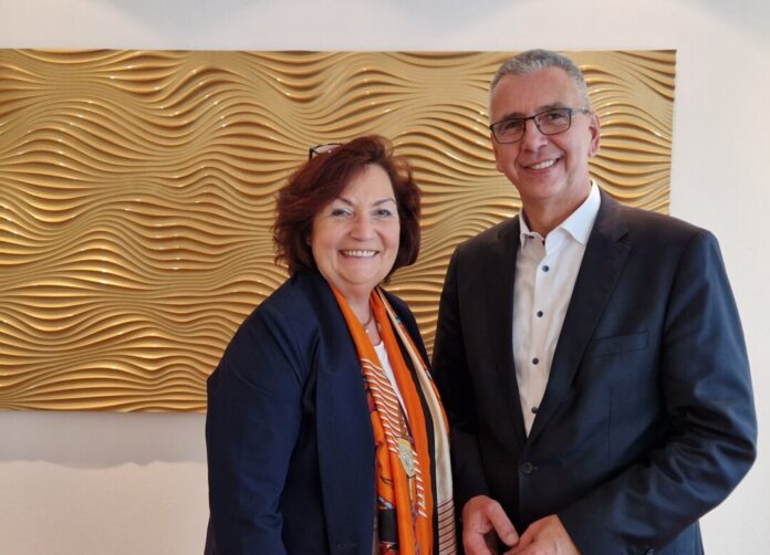 PM 2025_005 Wiederbestellung Udo Zimmermann Claudia Schlottmann (Vorsitzende des Verwaltungsrates) mit Udo Zimmermann (Vorstandsvorsitzender Sparkasse HRV). Foto: Sparkasse HVR