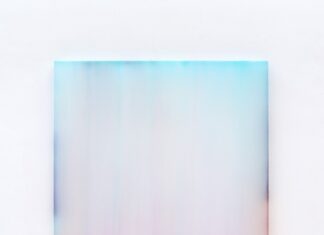 Sybille Pattscheck, Farblichtung 14, Polychrome zwischen Rot und Blau, 2023, Enkaustik auf Acrylglas, 121 x 107 x 6 cm, © Sybille Pattscheck 2025